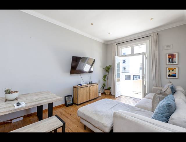 2 BEDROOM APARTMENT TO LET IN SEA POINT